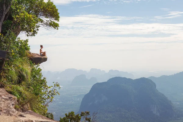 Young Woman Sitting Cliff Relaxing — Stock Photo, Image