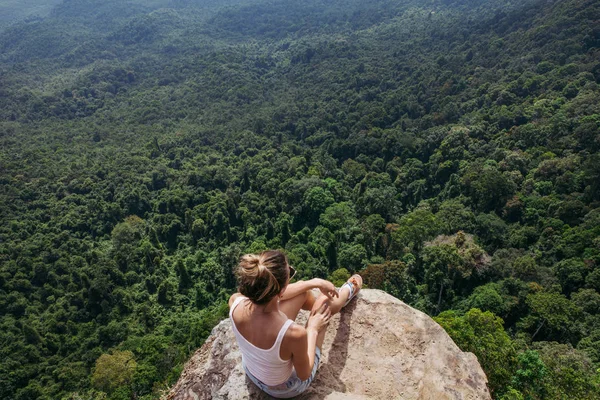 Young Lady Hiker Sitting Top Mountain — Stock Photo, Image