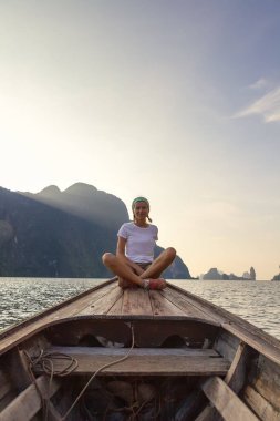 Sunrise longtail tekne ön tarafta oturan genç kadın