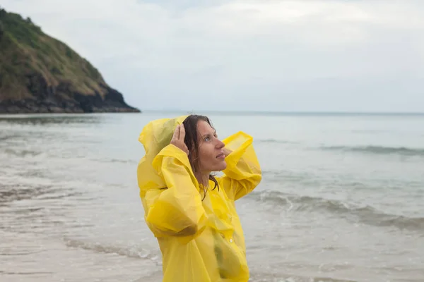 Portrait Femme Sur Une Plage Pluvieuse Portant Imperméable Jaune — Photo