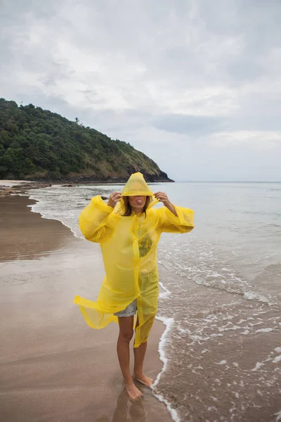 Retrato Mulher Vestindo Uma Capa Chuva Amarela Divertindo Praia — Fotografia de Stock