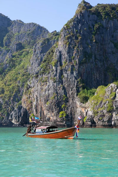 Long Tail Boat Sea Rock Background — Stock Photo, Image