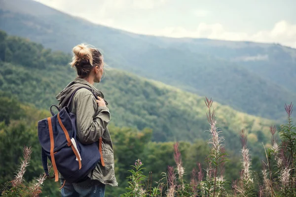 Young Woman Traveler Backpack Hiking Mountains Relaxing Enjoying Beautiful Nature — Stock Photo, Image