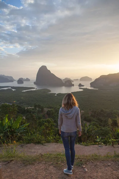 Young Woman Traveler Relaxing Enjoying Beautiful Nature Vacation — Stock Photo, Image