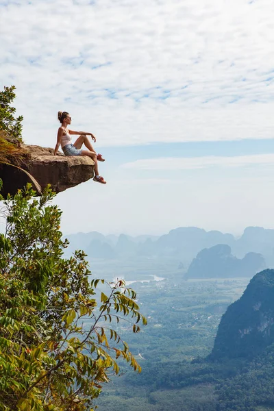 Hipster Young Girl Traveler Sitting Cliff Relaxing Enjoying Beautiful Nature — Stock Photo, Image