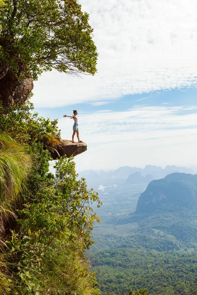 Young Woman Traveler Standing Cliff Enjoying View — Stock Photo, Image