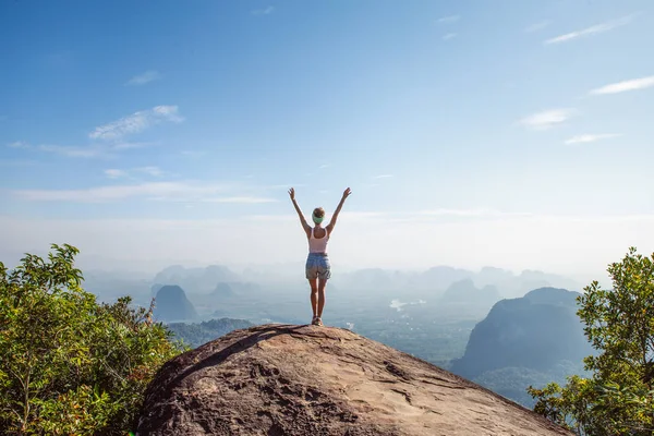 Young Woman Traveler Hiking Mountains Relaxing Enjoying Beautiful Nature Vacation — Stock Photo, Image