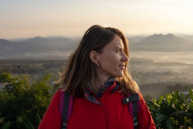 Dağlarda hiking sırt çantası ile genç kız 