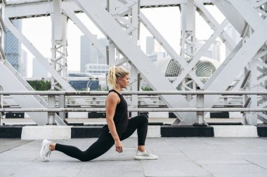 Kadın açık havada egzersiz