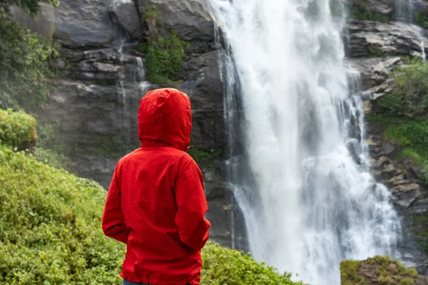 Woman hiker looking on waterfall outdoor. Tourism concept — Stock Photo, Image