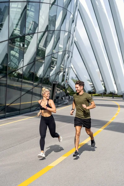 Schönes Paar, das auf der Straße läuft. Joggen im Freien — Stockfoto