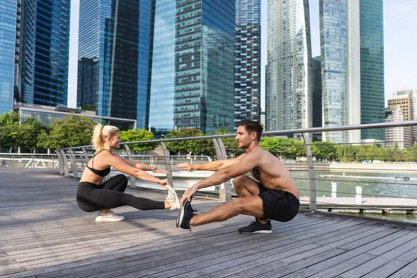 Fitness giovane coppia sportiva allenamento insieme — Foto Stock