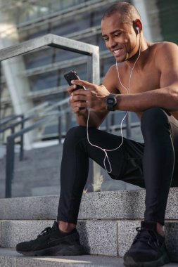 genç adam eğitim açık havada