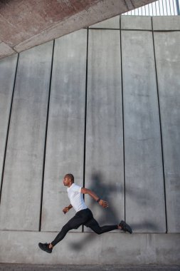 Yakışıklı adam çalıştıran