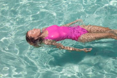 Bir pembe mayo rahatlatıcı güzel kadın  