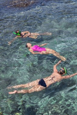 Pembe bir mayo turkuaz su o da rahatlatıcı güzel kadın