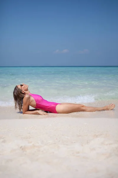 Жінка відпочиває на пляжі з білим піском біля моря — стокове фото