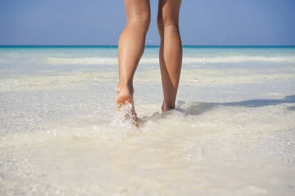 Pernas de mulher andando na areia da praia. — Fotografia de Stock