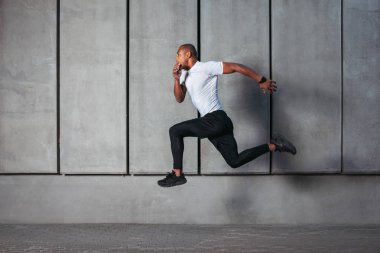 Koşan atletik genç adam