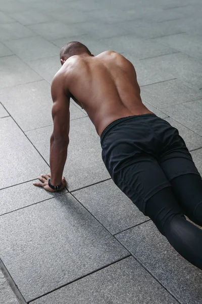 Αθλητικός τύπος κάνει push ups — Φωτογραφία Αρχείου