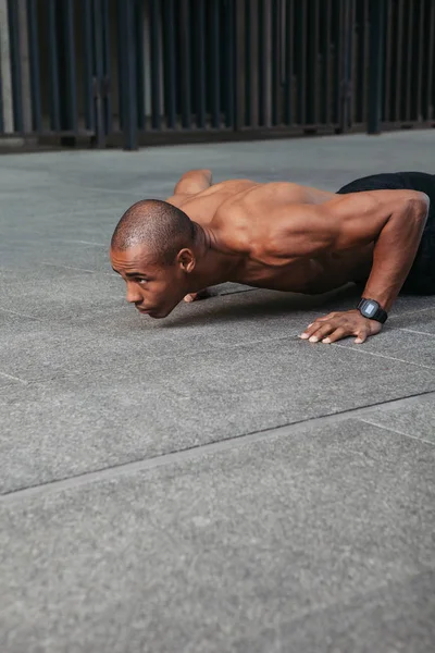 Sportovec dělá push up — Stock fotografie