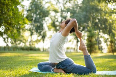 Pratik Yoga Park adam