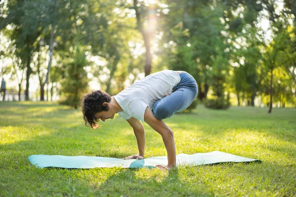 Esercizi di yoga . — Foto Stock