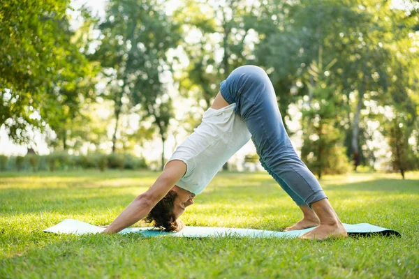 Uomo che pratica yoga nel parco — Foto Stock