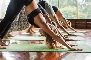 Bir grup insan, Tayland, Güneydoğu Asya 'da tropikal bir yoga meditasyon merkezinde yoga dersine katılıyor..