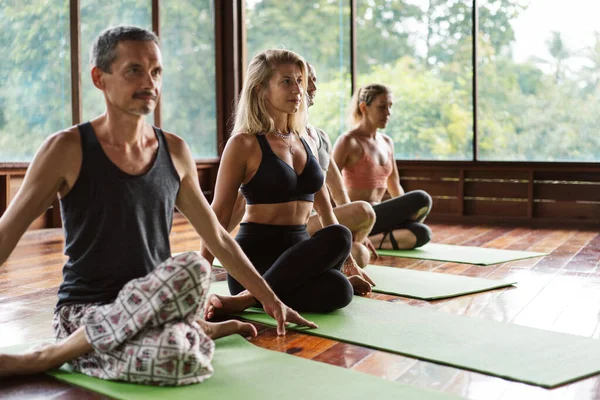 Gruppo Persone Che Frequentano Corso Yoga Ambiente Tropicale Ritiro Meditazione — Foto Stock