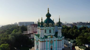 St. Andrews Kilisesi 'nin havadan görünüşü, şehirdeki yeşil tepedeki Ortodoks Kilisesi.