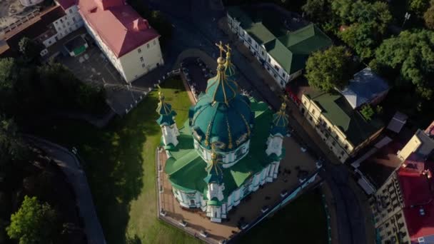 Vista aérea da Igreja de St. Andrews, Igreja ortodoxa na colina verde da cidade — Vídeo de Stock