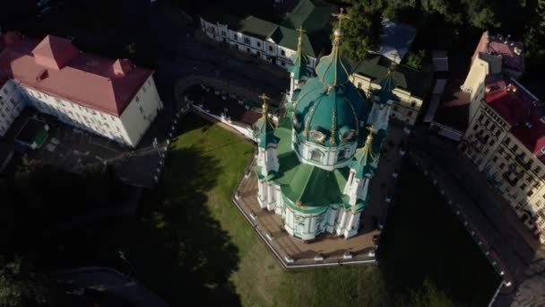 Luchtfoto van St. Andrews kerk, orthodoxe kerk op groene heuvel in de stad — Stockvideo