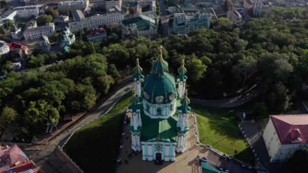 Luchtfoto van St. Andrews kerk, orthodoxe kerk op groene heuvel in de stad — Stockvideo