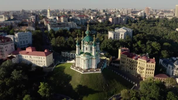 Letecký pohled na kostel sv. Andrewse, ortodoxní kostel na zeleném kopci ve městě — Stock video
