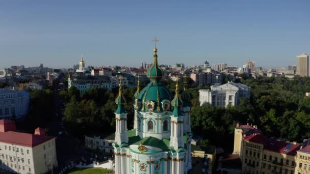 Vue Aérienne de L'église St. Andrews, église orthodoxe sur une colline verdoyante dans la ville — Video