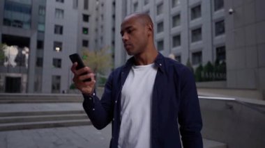 Sokaklarda akıllı telefon kullanan etnik bir adam