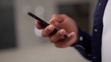 Sokakta akıllı telefon kullanan kırpıcı erkek.