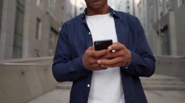 Akıllı telefondan etnik erkek mesajlaşması