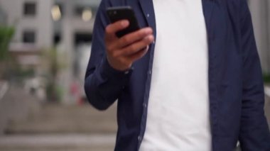 Adam cep telefonundan akıllı telefon alıyor ve bildirimleri kontrol ediyor