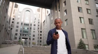 Sokaklarda akıllı telefon kullanan etnik bir adam