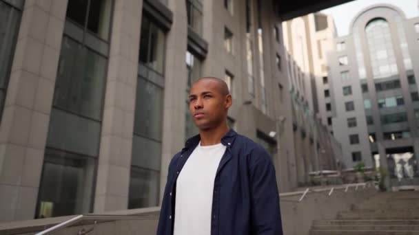Портрет серьезного этнического человека на городской улице — стоковое видео