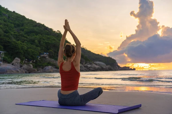 Mujer Practica Yoga Mujer Adulta Levantando Las Manos Mientras Medita — Foto de Stock