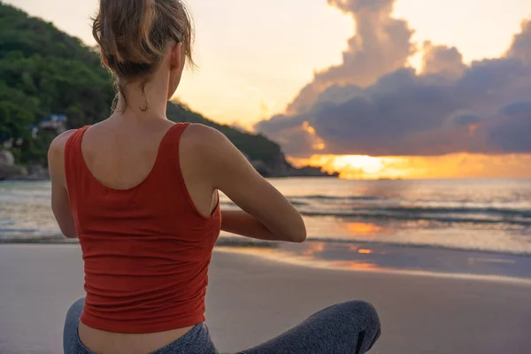 Mujer Sentada Posición Loto Meditando Amanecer Playa — Foto de Stock