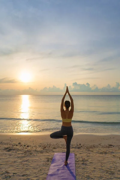 Facendo Yoga All Alba Ragazza Pratica Posa Dell Albero Dello Foto Stock Royalty Free