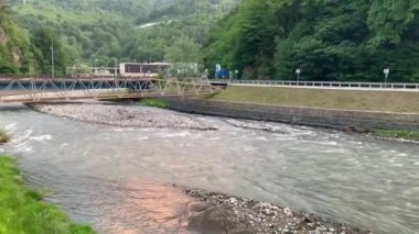 Doğa. Dağlardaki nehir. Krasnaya Polyana, Sochi, Rusya Federasyonu 