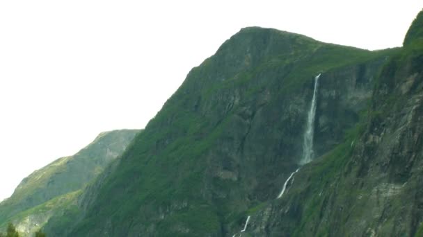 Paisagem Rochas Enormes Íngremes Cachoeira — Vídeo de Stock