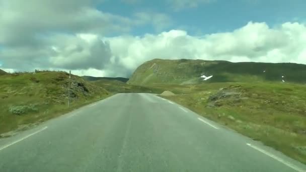 ノルウェーの道路で車を運転します 湖と道路ノルウェーの美しい風景 ノルウェーの山の中の道路 — ストック動画