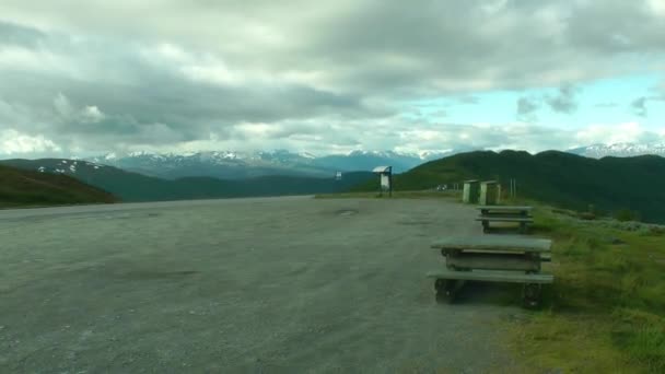 山の道に駐車場の車の側を閉じます 山の中の道 ノルウェー — ストック動画