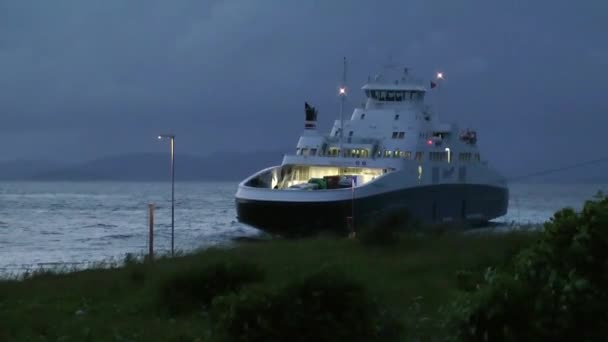 Κρουαζιερόπλοιο Κρουαζιέρες Στο Ηλιοβασίλεμα Πλοίο Αυτοκίνητα Και Επιβάτες Νορβηγικά Φιόρδ — Αρχείο Βίντεο